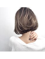 トルネード(TORNADO)&nbsp;外国人風ミニボブ ハイライト 暗髪グレージュ　白髪ぼかし