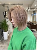 前髪なしブリーチデザインミルクティーベージュ外ハネボブ