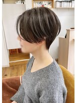 コムヘアー(COM HAIR)&nbsp;ナチュラルショート。オリーブグレージュ。