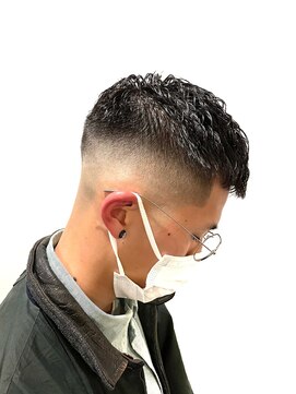銀座マツナガ 浅草店 10代20代クロップ無造作パーマスキンフェードバーバースタイル