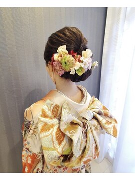 ミネヘアアンドメイク高知店 下めのシニヨン