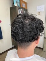 パーマ屋カラフル&nbsp;固い直毛のツーブロックのパーマスタイル