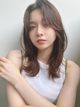 ホフ 大阪心斎橋店(F.O.F) ベージュインナーカラーショートボブレイヤーミディアム前髪