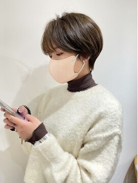 ヘーゼル 博多(HAZEL.) 耳掛けショート×グレージュ