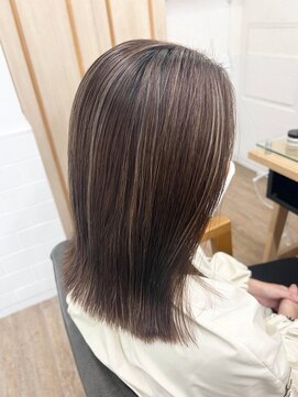 ネオリーブ クーロ(Neolive curro) 白髪ぼかしハイライト×ぱつっとロブ[横浜/東神奈川]