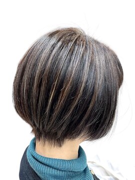 クオリス 上板橋店(QUALIS) 白髪ぼかしハイライトベージュカラーコンパクトショートボブ