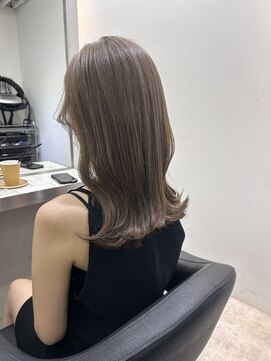 ヴィオットバイサロン(Viot by Salon) ブリーチ1回～グレージュカラー ミディアム くびれレイヤー