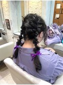 推し色リボンでかわいく！ツイン編みおろしアレンジ