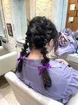 ヴィサージュプラス(VISAGE plus)&nbsp;推し色リボンでかわいく！ツイン編みおろしアレンジ