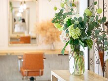 リグ ヘアアンドデザイン(LiG hair&design)の雰囲気（毎日季節の切花を飾っており、お客さまからも好評です！）