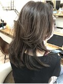透明感グレージュ×くびれレイヤーカットで大人可愛いミディアム