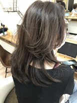 ヒコ(hico)&nbsp;透明感グレージュ×くびれレイヤーカットで大人可愛いミディアム