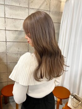 アシアト(ashiato)の写真/ダメージレスで艶感のあるグレイカラーが人気♪暗くなり過ぎない、透明感のある髪色に仕上がります！