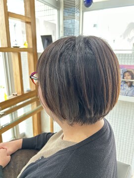 スタジオ アルファプラス 日暮里店(studio α+) ステップボーンカットカットボブショートハイライト白髪ぼかし