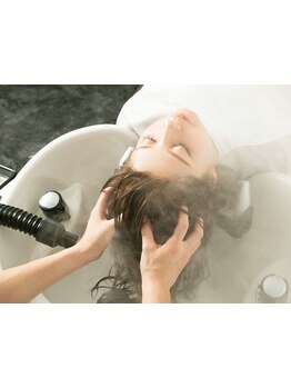 【Wヘッドスパ+トリートメント￥3,990～】ダメージを受けた頭皮を、優しくケアしながら、潤いを与えます＊