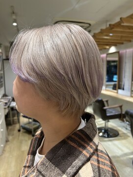 エイト新宿店(EIGHT shinjuku) ホワイトミルクティーベージュ