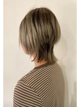 くびれボブ×ブロンドハイライトカラー