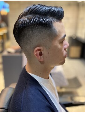 フランクスバーバー アンド ビアークラブ(FRANK'S BARBER and BEER CLUB) 七三オールバックスキンフェードカットかき上げ