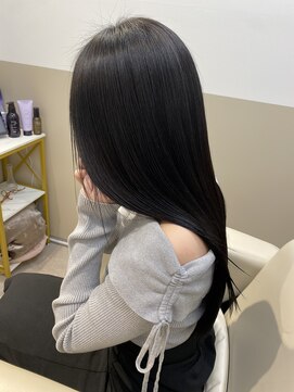 シュヴーブリヤン(cheveux brillants) 「素髪のように自然な艶髪」柔らかな光をまとう黒髪ストレート