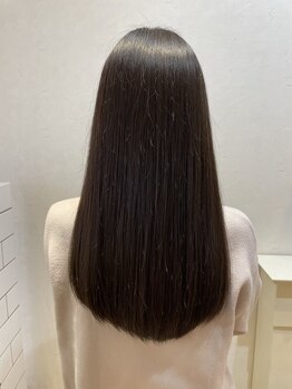 ゼル 熊谷(ZELE)の写真/髪が硬くならず柔らかいまま、自然な立ち上がりのあるナチュラルストレートに。クセもキレイに伸びます。