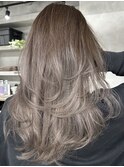 レイヤーボブハイライトブリーチレイヤーハイトーングレージュ
