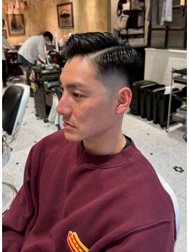 ルドローブラントオオサカ(LUDLOW BLUNT Osaka) 【LUDLOW　BLUNT】フェードカット　バーバーヘア　七三分け