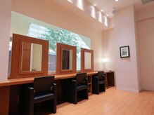 モッズ ヘア みなとみらい店(mod's hair)の雰囲気（広々とした空間の中、時間を忘れゆっくりとくつろげます☆）