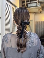 デイジー(Daisy)&nbsp;お呼ばれヘア/ヘアアレンジ/ツイン編みおろし