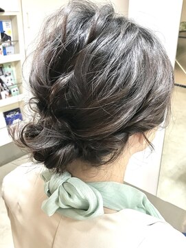 ヘアアンドメイクフリッシュ(HAIR&MAKE FRISCH) ゆるシニヨン