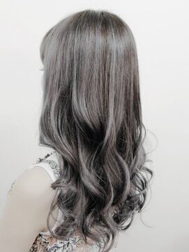 クア(qua) 毛先にメッシュが残っているカラー