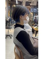 ミィ 表参道(mee.)&nbsp;【mee.】ヤジマ　丸みショート　インナーカラーブルー