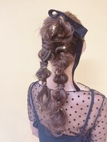 ヒュミ(hymy) 編み込みポニーテール/二次会ヘア/お呼ばれヘア/金箔ヘア