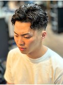 ＜理容室＞スーツ短髪パーマツーブロック束感モテる黒髪