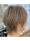 40代からの白髪ぼかしハイトーンベージュの軽やかショート