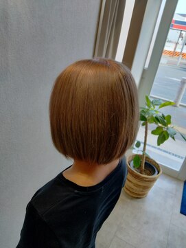 ネーヴェ(neve) 柔らかベージュ×艶ストレートボブ