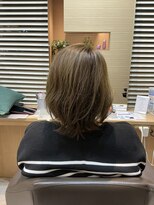 ウイバイファースト(u'i by first) ミディアムなレイヤースタイル ハイトーンなカラー