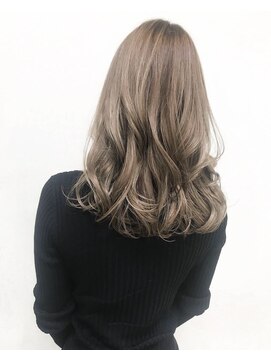 ケアシンサイバシ(CARE shinsaibashi) 艶のあるグレージュ