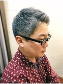 オシャレに魅せる白髪ヘアーアップバングベリーショート