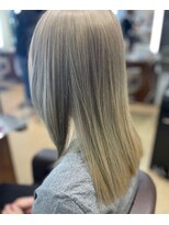 マニス(manis)&nbsp;大人可愛いツーブロック×ホワイトブロンド髪質改善ストレート