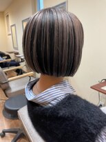 アミ(amii)&nbsp;暗髪×アンブレラカラーで魅せる「立体感ボブ」