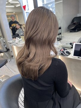 ロンドメリア 天神大名店(Lond Melia) ★斜めバングミディアムヘアグレージュカラーシルキーベージュ★