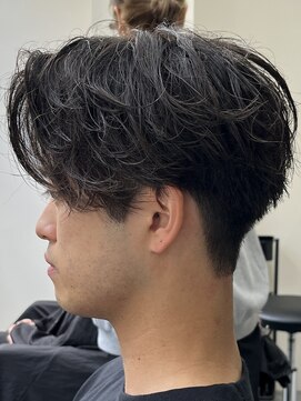 フイ 恵比寿(Hui) ワンカールパーマ/センターパート/刈り上げ/束間ヘア