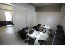 ヒューズ(FUSE)の雰囲気(シャンプーブースはリラックスできるように広々としています。)