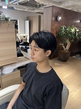 ウノプリールヴァモス(unopulir Vamos) 襟足あり黒髪センターパート大人メンズヘアツーブロック