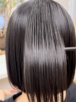 メロディー(MELODY)の写真/縮毛矯正が得意なMELODYで、髪質改善を体験しよう!クセやうねりを抑え、さらさらのストレートヘアに変身♪