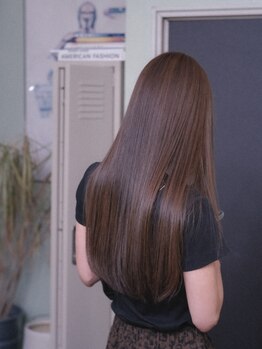 ウィーク(WiiK)の写真/人気の髪質改善縮毛矯正で、ツヤと潤いのある美髪へ…ダメージレスで毛先までなめらかな指通りを叶えます*