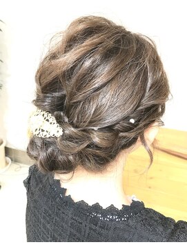 ヘアアンドメイクフリッシュ(HAIR&MAKE FRISCH) ミディアムシニヨン