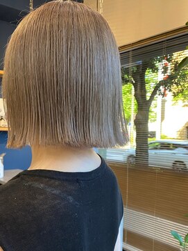 リノショアーズ 元町店(RINOSHORES) 切りっぱなし外ハネボブ×グレーベージュアッシュブロンド