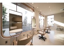 開放的な窓から心地よい光が差し込むゆったりとした空間。