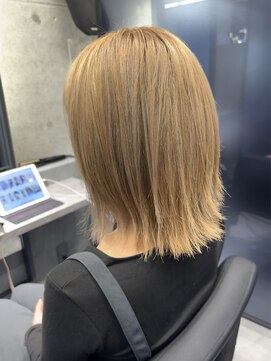 シェリール(CHERiR) アッシュブロンド×前下がりショートボブ◎小顔効果